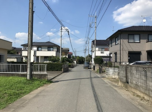 鴻巣市広田の中古一戸建の前面道路含む現地写真