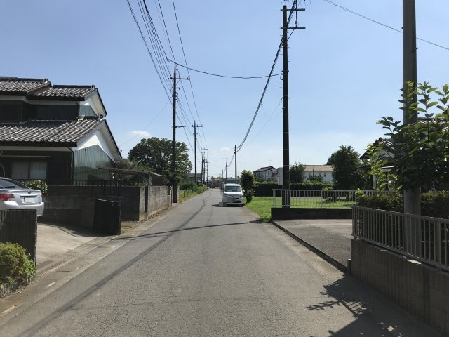 鴻巣市広田の中古一戸建の前面道路含む現地写真
