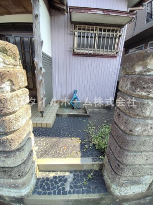 【エントランス】 | 草間町貸家 | 落ち着いたエントランスです