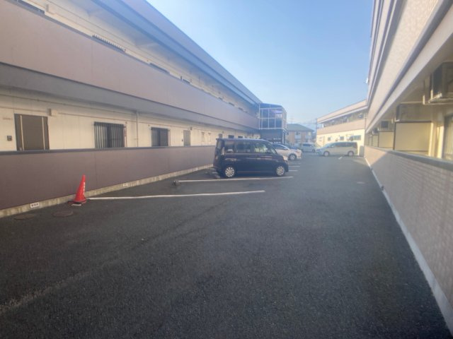 ジュウェル西下台の駐車場