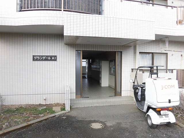 立川市西砂町５丁目の賃貸マンションのエントランス