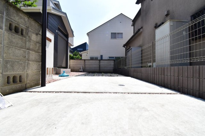 【駐車場】 | 国分寺市東元町　新築戸建 | 車好きのパパにはうれしい広さのカースペース、休日には自慢の愛車を思う存分メンテナンス。