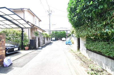 【前面道路含む現地写真】 | 国分寺市東元町　新築戸建 | 前面道路は閑静な住宅地の通りとなるため、車通りは多くありません。 安心して車庫入れ可能。