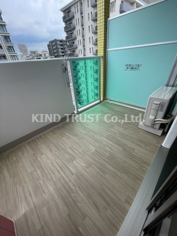 プライマル南森町のバルコニー|外からの目が気にならないバルコニーで洗濯物が干せます