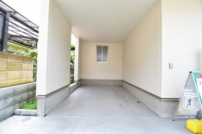 【駐車場】 | 府中住吉町５丁目　１号棟 | ビルトインタイプの駐車場はお車を汚しません。洗車の回数も減るので大切なお車を長くお乗りいただけます。