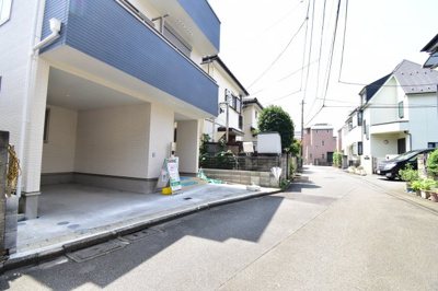 【前面道路含む現地写真】 | 府中住吉町５丁目　１号棟 | 前面道路は閑静な住宅地の通りとなるため、車通りは多くありません。 安心して車庫入れ可能。