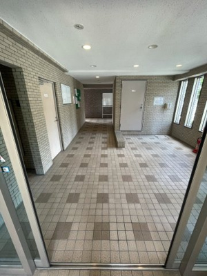 【エントランス】 | 多摩市中古マンション　ネオハイツ多摩永山 リフォーム済み | 清潔なエントランスです