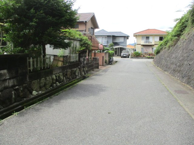 【前面道路含む現地写真】 | 神戸市北区筑紫が丘9丁目　売り土地 | 幅員はゆったり広々6m。