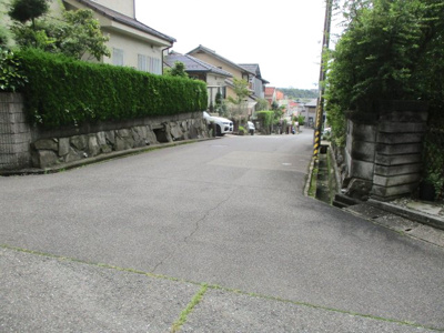 【前面道路含む現地写真】 | 神戸市北区筑紫が丘9丁目　売り土地 | 東南角地なので、２方道路に接しています。