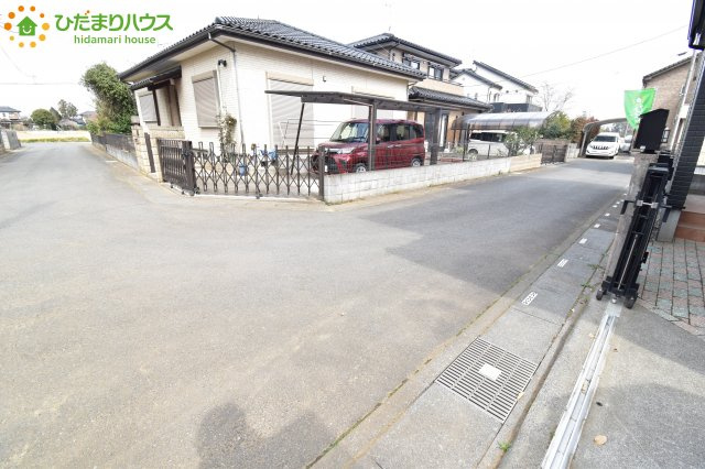 桶川市川田谷　中古一戸建ての前面道路含む現地写真