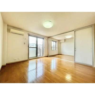 【居間・リビング】 | ルーチェ‘S前巴 | こちらのリビングで趣味の時間をお楽しみください