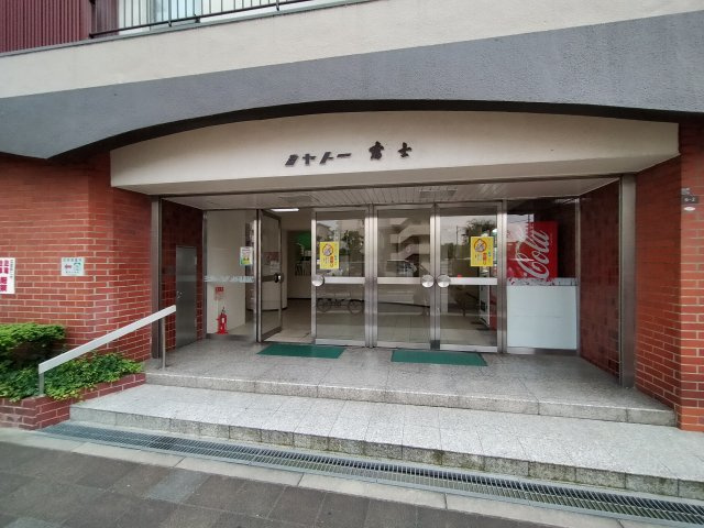 シャトー富士のエントランス|エントランスです。
入口に自動販売機があるのも便利ですね♪
