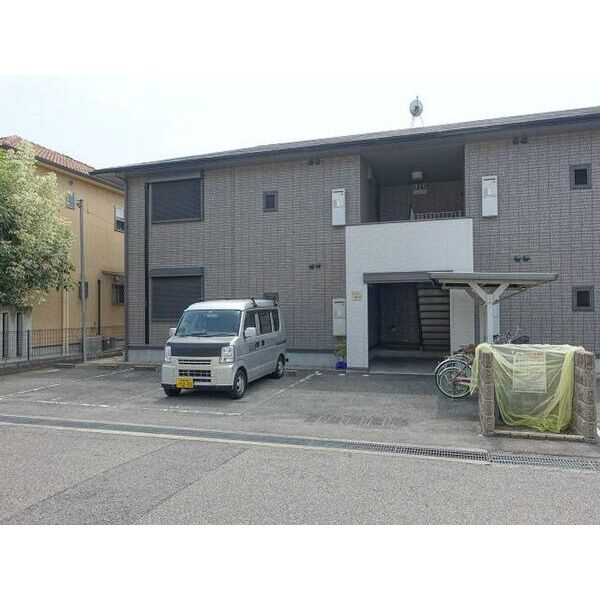 岸和田市小松里町のハイツの駐車場|駐車場があるので、車を買う予定の方も安心です