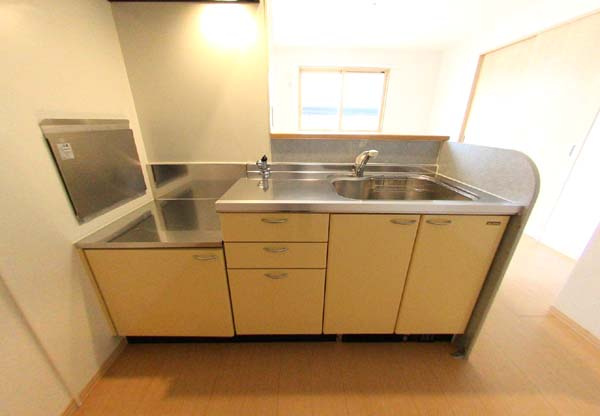 岸和田市磯上町３丁目のハイツのキッチン|コンパクトなキッチンで掃除もラクラク