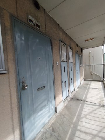 鶴見サンマンションのその他共用部分|玄関前通路です。