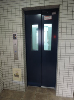 【その他共用部分】 | お買い物時やベビーカーの出し入れに便利なエレベーター付です。
