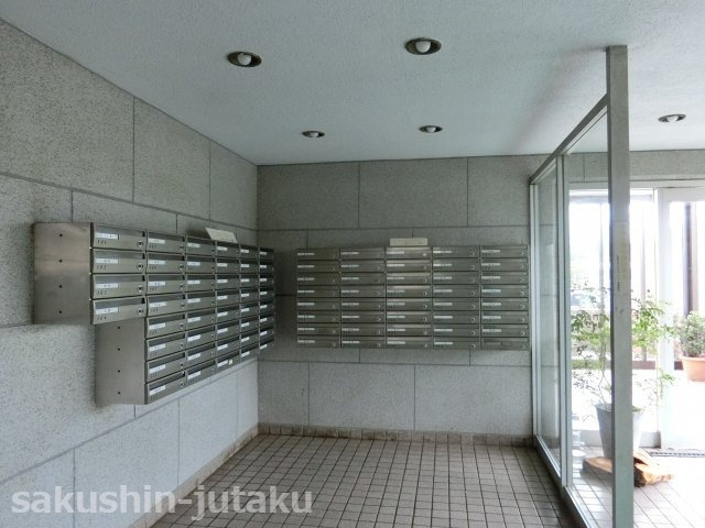 花見川ロイヤルマンションのエントランス