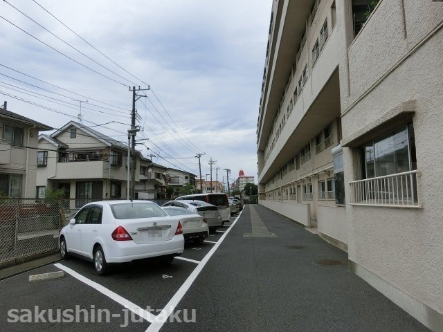 花見川ロイヤルマンションの駐車場|敷地内駐車場（使用料月額10,000円）は空き無し　近隣（徒歩２分）に月極駐車場あり（月額6,000円）
