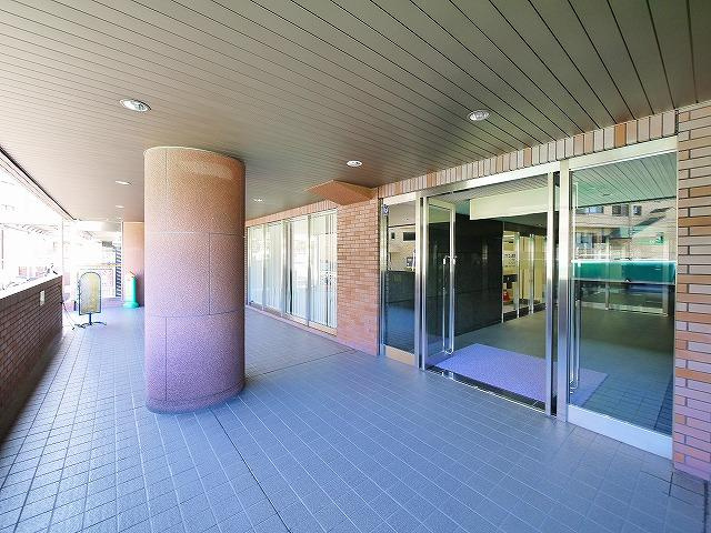 OMマンション東生駒のエントランス|落ち着いたエントランスです