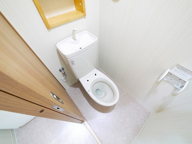 OMマンション東生駒のトイレ|落ち着いた色調のトイレです