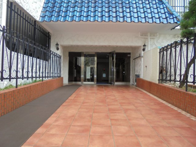 【エントランス】 | 秀和小岩レジデンス | 清爽の行き届いたエントランス。気持ちよくお客様をお迎えします。