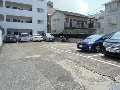 【駐車場】 | 秀和小岩レジデンス | 平置き、自走式の駐車場。