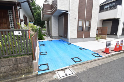 【駐車場】 | 三鷹市井口4丁目　新築戸建 | 車好きのパパにはうれしい広さのカースペース、休日には自慢の愛車を思う存分メンテナンス。