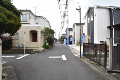 【前面道路含む現地写真】 | 三鷹市井口4丁目　新築戸建 | 前面道路は閑静な住宅地の通りとなるため、車通りは多くありません。 安心して車庫入れ可能。