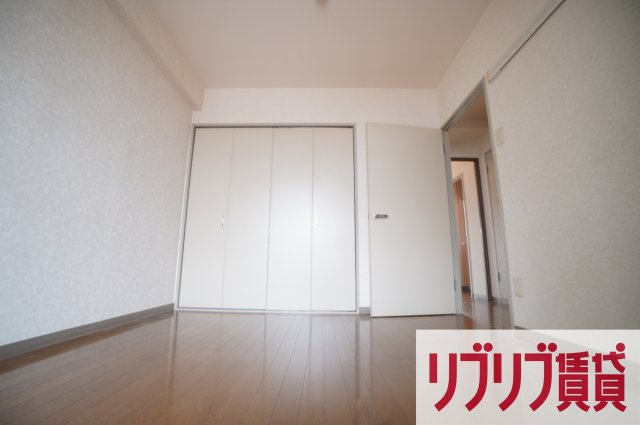 ラフィネ西都賀の洋室
