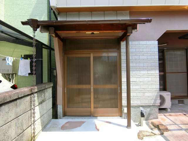 菊水町貸家のエントランス