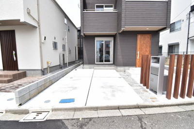 【駐車場】 | 三鷹市大沢１丁目　1号棟 | 車好きのパパにはうれしい広さのカースペース、休日には自慢の愛車を思う存分メンテナンス。