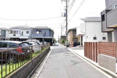【前面道路含む現地写真】 | 三鷹市大沢１丁目　1号棟 | 前面道路は閑静な住宅地の通りとなるため、車通りは多くありません。 安心して車庫入れ可能。