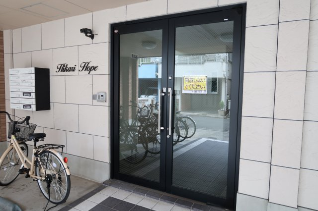ひかりＨＯＰＥのエントランス|オートロック付きの入り口