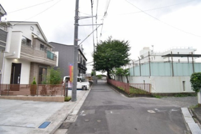 【前面道路含む現地写真】 | 小金井市貫井南町1丁目 | 前面道路は閑静な住宅地の通りとなるため、車通りは多くありません。 安心して車庫入れ可能。