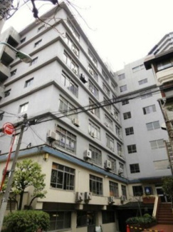 【外観】 | 鉄筋コンクリート造のがっちりとした建物。