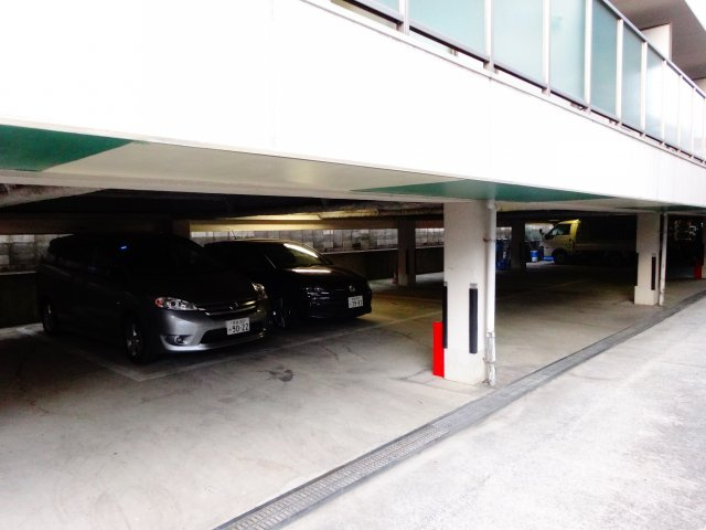 メゾンルミエラの駐車場