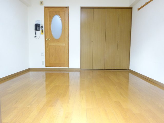 メゾンルミエラの居間・リビング