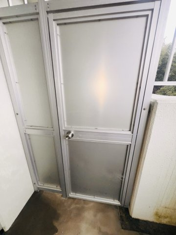 ファミールマンション広川の設備|バルコニーにつながる扉です。