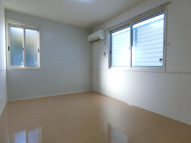 オレンジコートの洋室