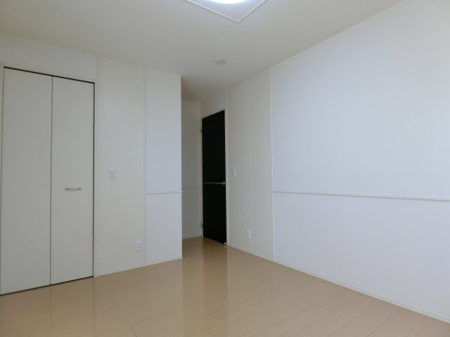 オレンジコートの洋室