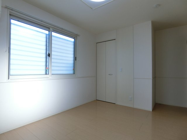 オレンジコートの洋室