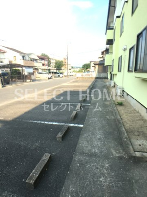 【駐車場】 | サーディアムA | 駐車場があるので、車を買う予定の方も安心です