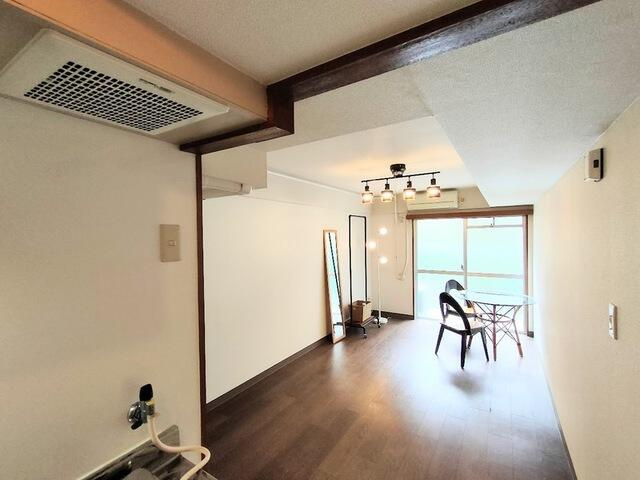 玄関から居室を望む