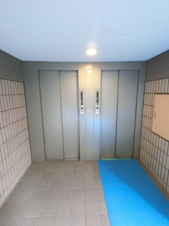 【その他共用部分】 | お買い物時やベビーカーの出し入れに便利なエレベーター付
混雑時にも便利なエレベーター2基付です。