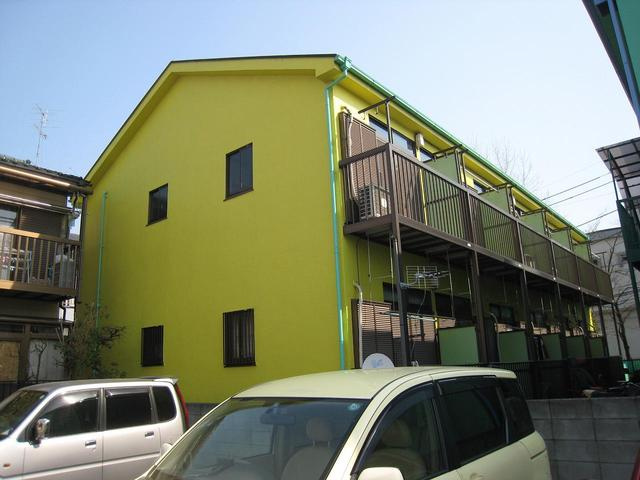 ライムグリーンのポップな外観