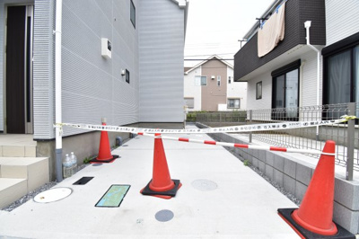 【駐車場】 | 府中市小柳町3丁目 新築戸建　2号棟 | 玄関横の駐車スペースは買い物帰りで荷物が多くても楽ですね。前面道路も広いので車庫入れもしやすいです。