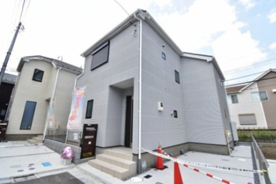 【外観】 | 府中市小柳町3丁目 新築戸建　2号棟 | 太陽の恩恵を存分に受けられる邸宅。住まうご家族の心地よさを最優先した意匠をご体感下さい。