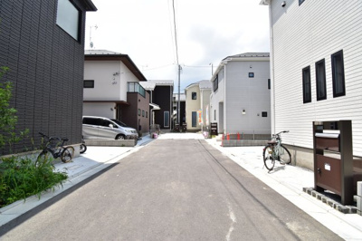【前面道路含む現地写真】 | 府中市小柳町3丁目 新築戸建　2号棟 | 前面道路は閑静な住宅地の通りとなるため、車通りは多くありません。 安心して車庫入れ可能。