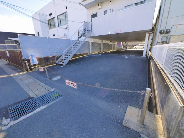 南京終町店舗の駐車場