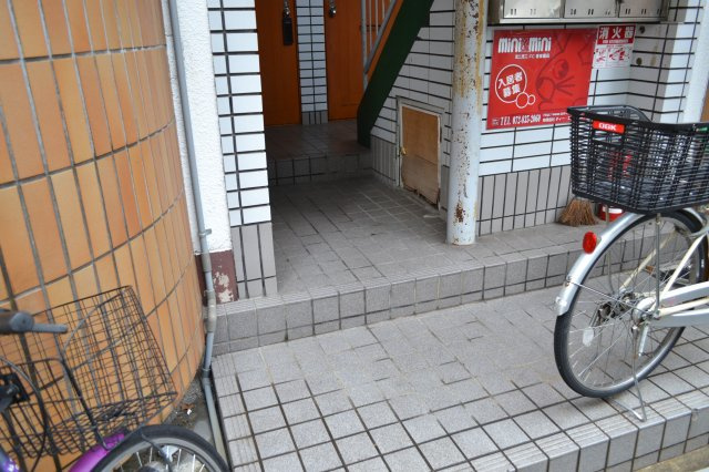 香里北ハイツのエントランス|階段共用部